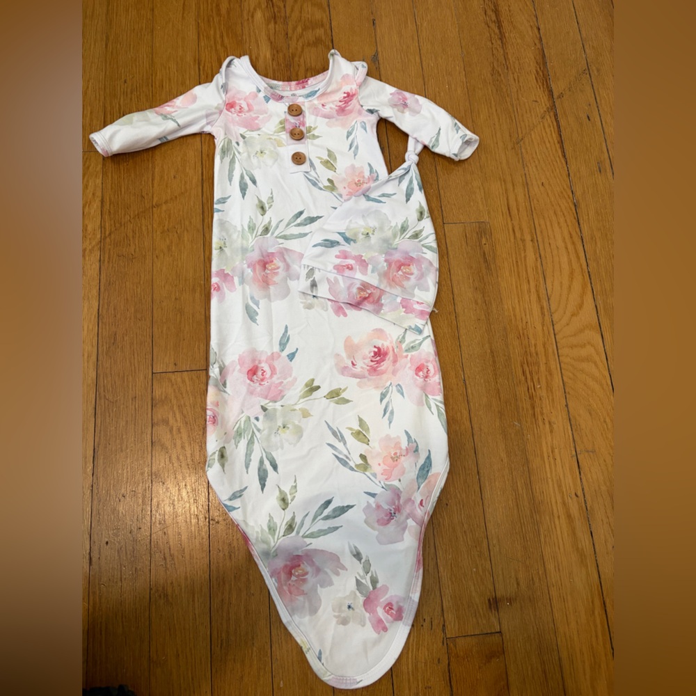 Caden Lane Knotted Gown/Hat